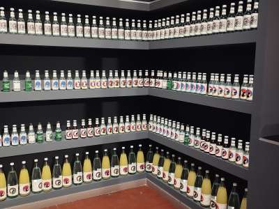 ... e l�azienda produce oltre alle classiche gassosa e limonata, anche acqua tonica, aranciata, spuma e pompelmo